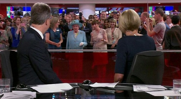 Queen-Elizabeth-Photobombs-the-BBC-News-Photo-Video